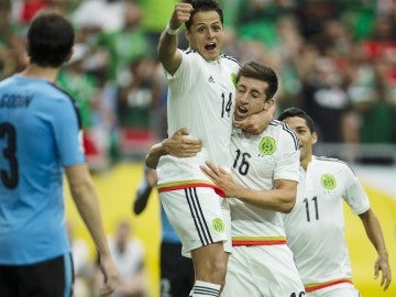 Los jugadores de México celebran el primer gol del partido