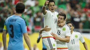 Los jugadores de México celebran el primer gol del partido