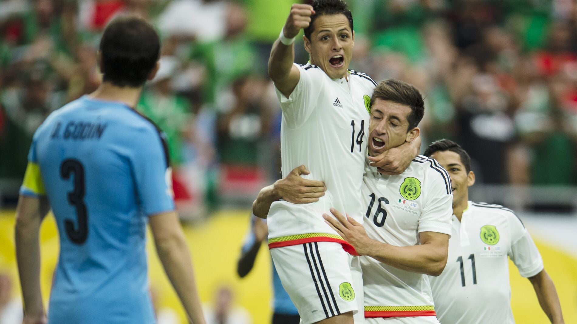 Los jugadores de M&eacute;xico celebran el primer gol del partido