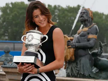 Garbiñe Muguruza, con el trofeo de Roland Garros Garbiñe Muguruza, con el trofeo de Roland Garros