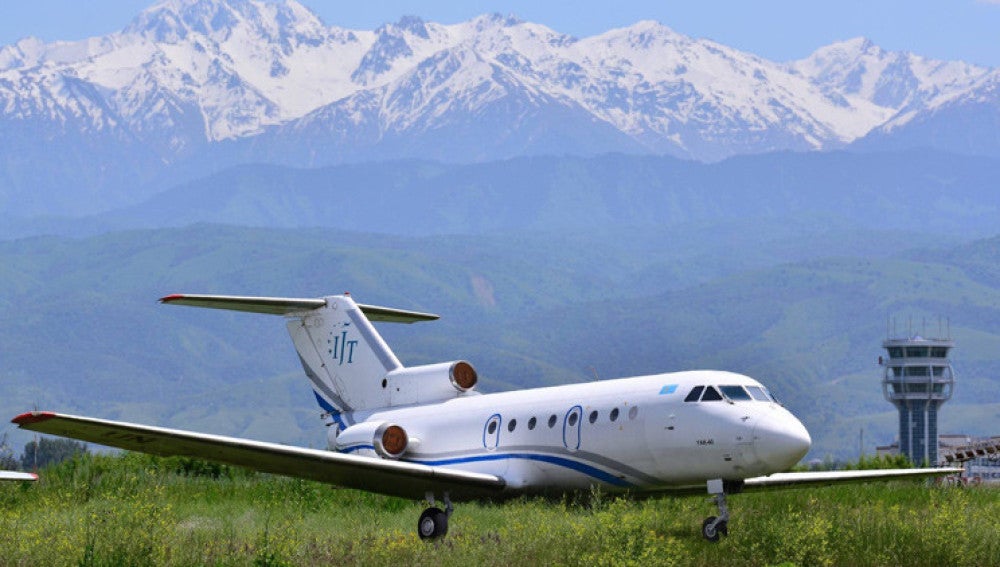 Un avión de pasajeros YAK-40