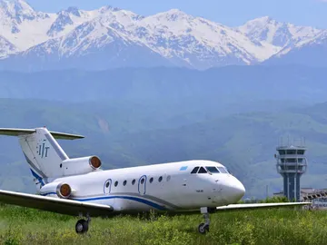 Un avión de pasajeros YAK-40 Un avión de pasajeros YAK-40