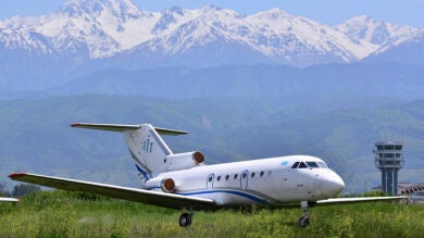 Una aerolínea de Kazajistán regala un avión de pasajeros YAK-40 para darle 