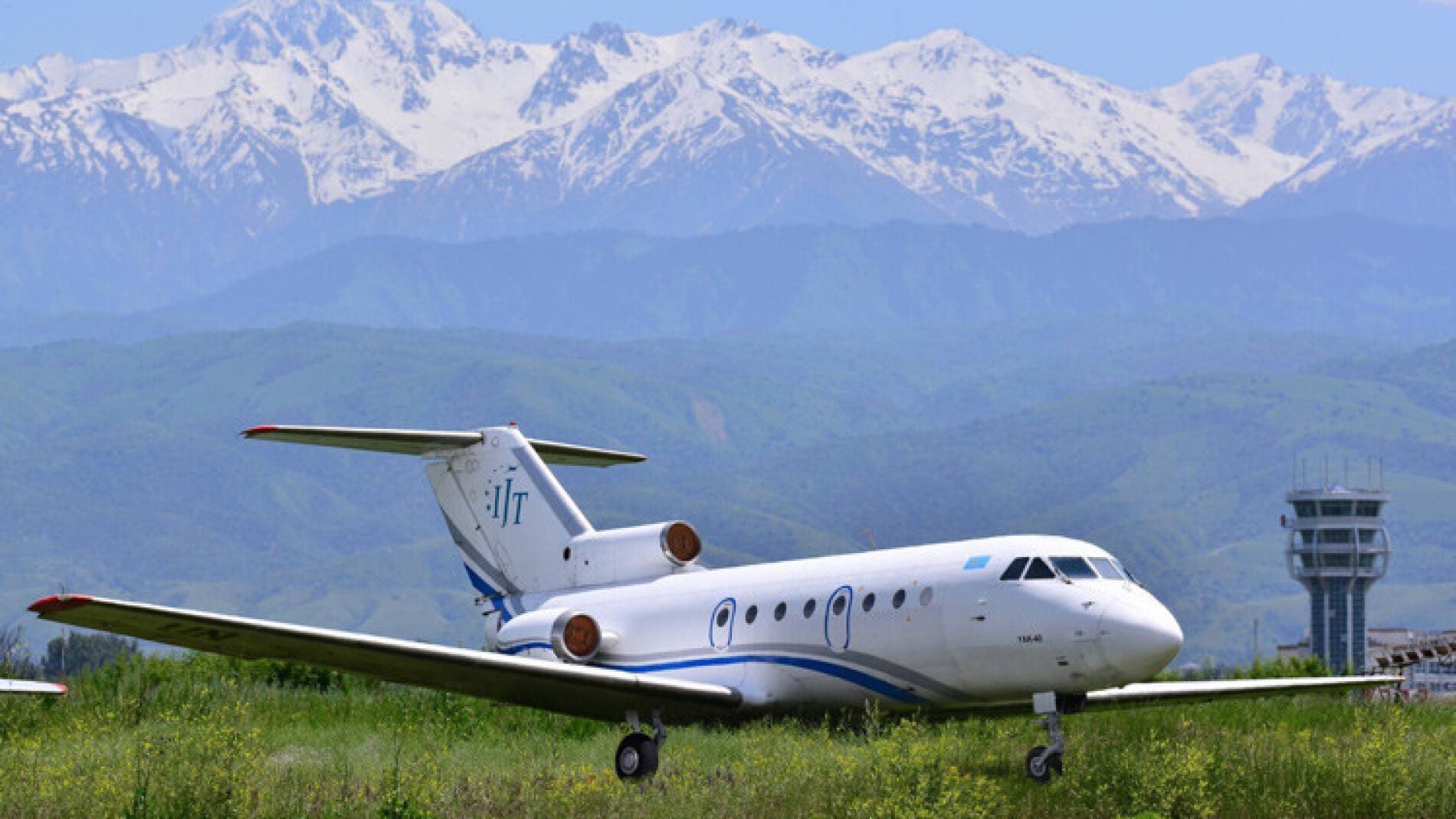 Un avi&oacute;n de pasajeros YAK-40