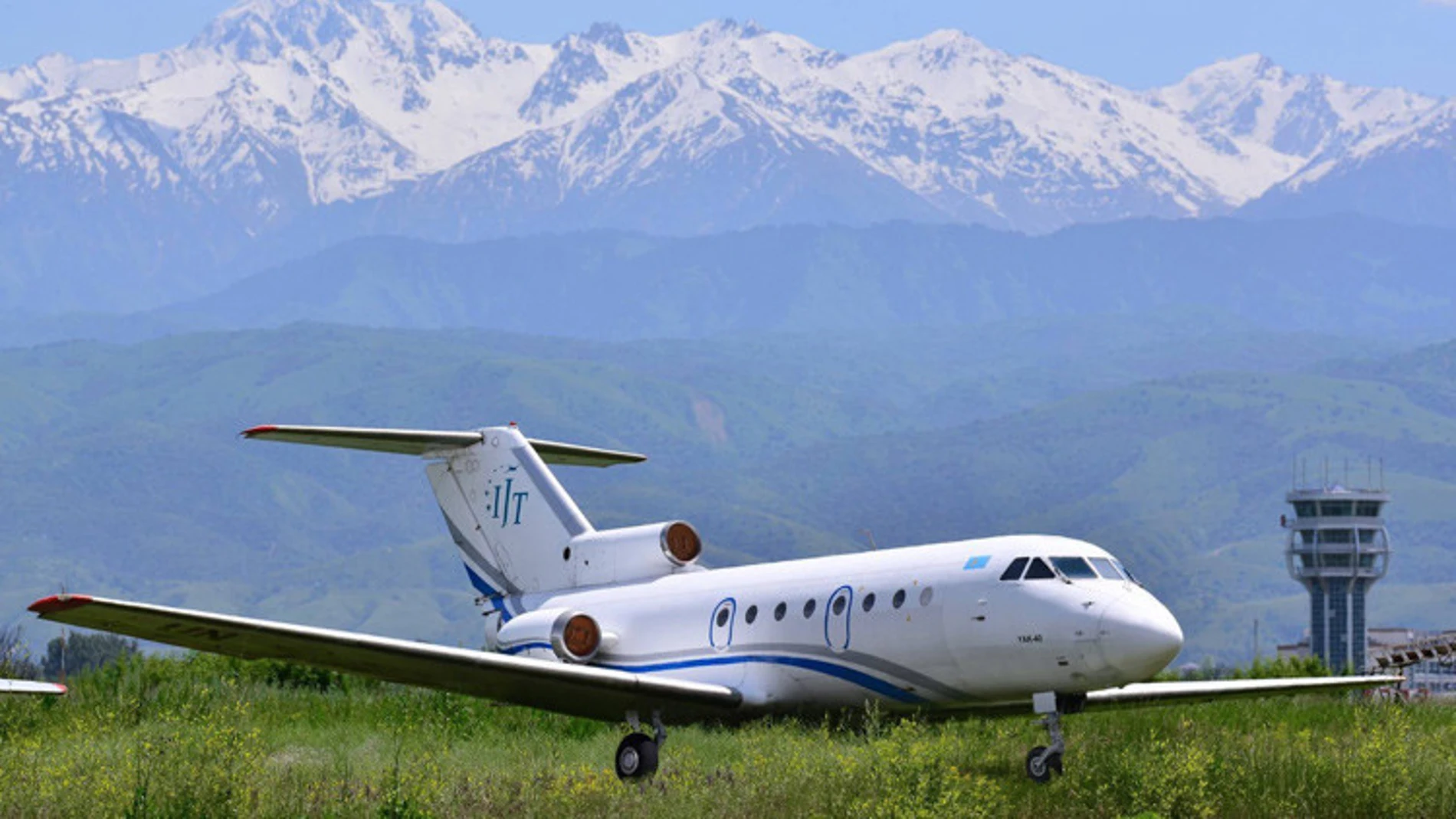 Un avión de pasajeros YAK-40 Un avión de pasajeros YAK-40