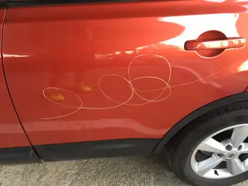 Desperfecto en uno de los coches afectados Desperfecto en uno de los coches afectados