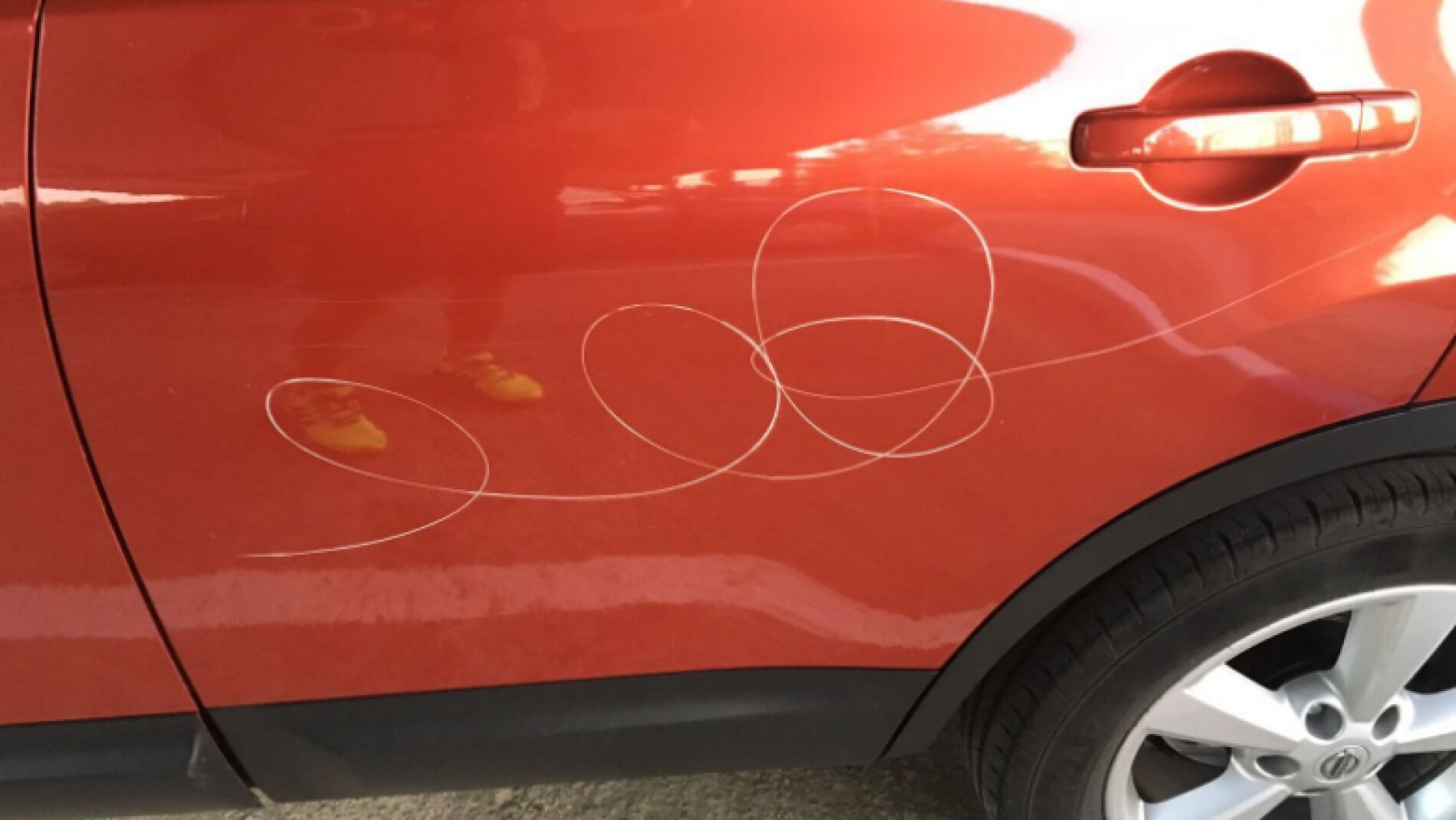 Desperfecto en uno de los coches afectados