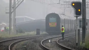 Operaciones de rescate en la vía férrea a su paso por la localidad belga de Hermalle-sous-Huy Operaciones de rescate en la vía férrea a su paso por la localidad belga de Hermalle-sous-Huy