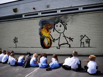 El mural que Banksy ha regalado a los alumnos El mural que Banksy ha regalado a los alumnos