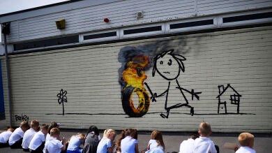 Bansky pinta un mural en una de las paredes de un colegio de Bristol como regalo para los alumnos