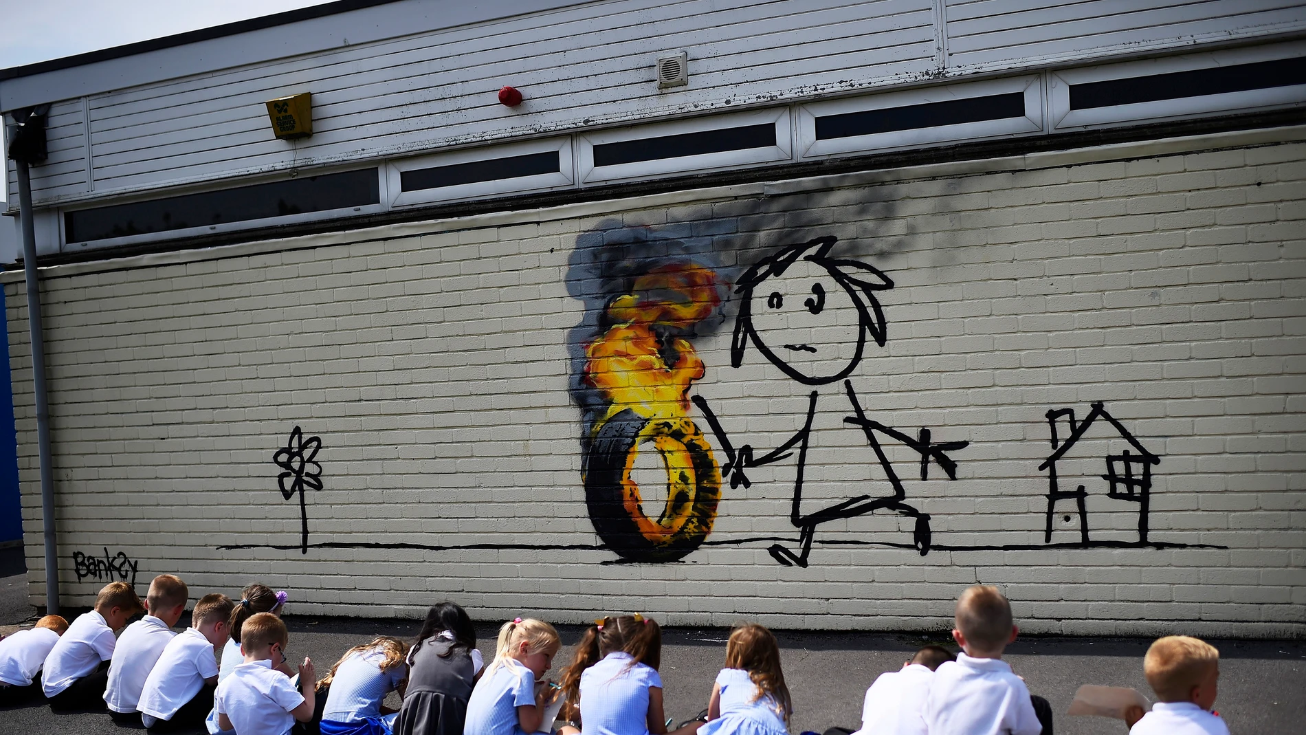 El mural que Banksy ha regalado a los alumnos El mural que Banksy ha regalado a los alumnos