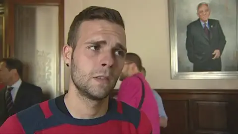 Frame 7.970189 de: 250.000 personas piden el indulto para un joven que pagó 80 euros con una tarjeta falsa Frame 7.970189 de: 250.000 personas piden el indulto para un joven que pagó 80 euros con una tarjeta falsa