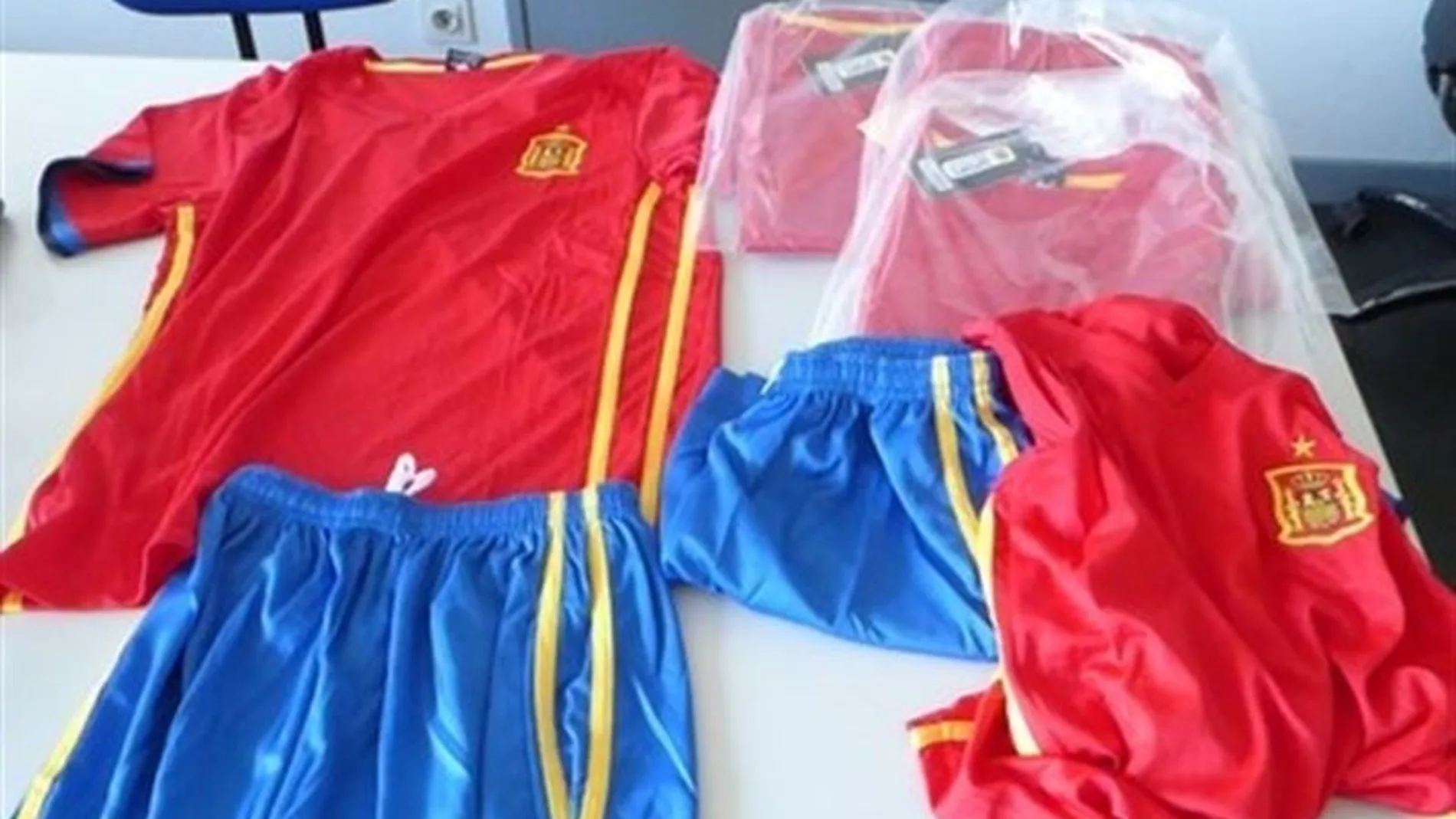 Las equipaciones falsas de España Las equipaciones falsas de España