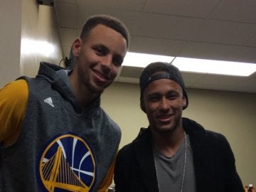 Curry y Neymar posan con sus camisetas