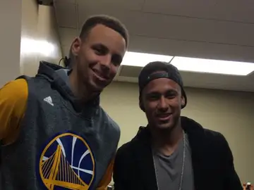 Curry y Neymar posan con sus camisetas Curry y Neymar posan con sus camisetas