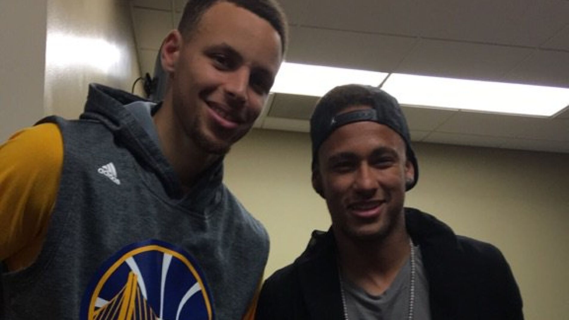 Curry y Neymar posan con sus camisetas