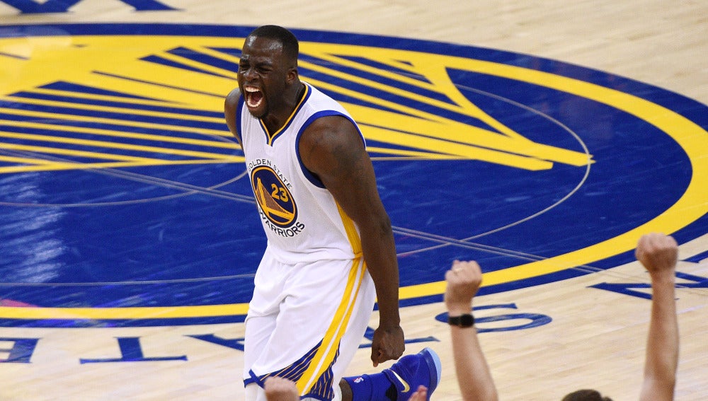 Draymond Green celebra una canasta con la afición de los Warriors