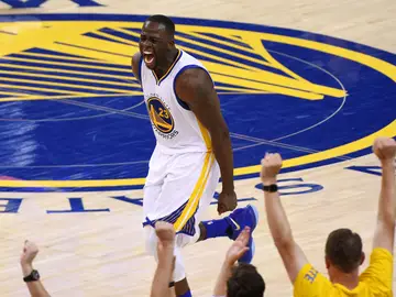 Draymond Green celebra una canasta con la afición de los Warriors Draymond Green celebra una canasta con la afición de los Warriors