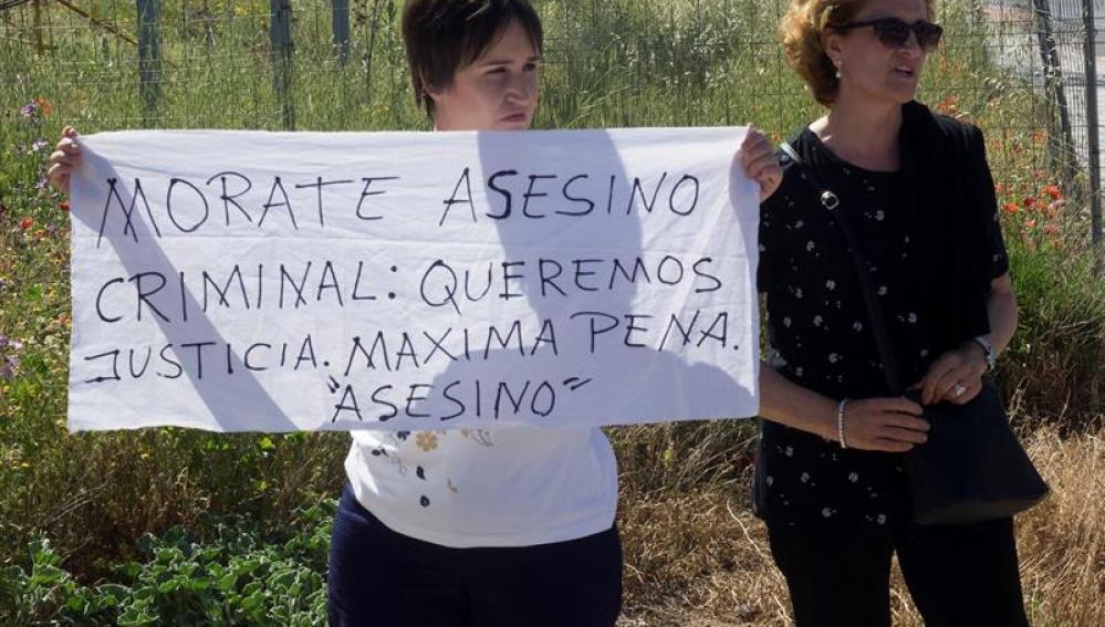 La madre y hermana de Laura del Hoyo, asesinada por Morate.