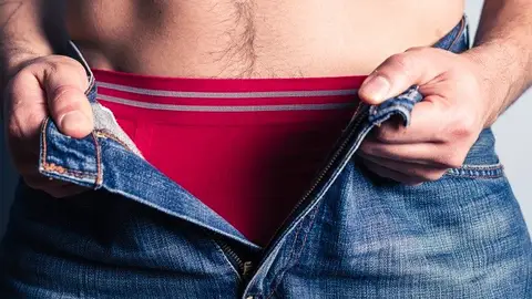 Un hombre en calzoncillos Un hombre en calzoncillos