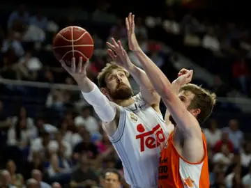 Nocioni anotando una canasta ante Valencia Basket Nocioni anotando una canasta ante Valencia Basket