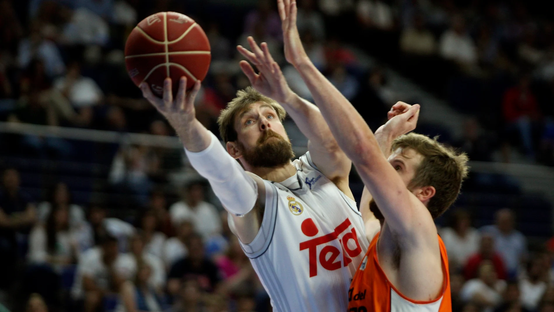 Nocioni anotando una canasta ante Valencia Basket Nocioni anotando una canasta ante Valencia Basket