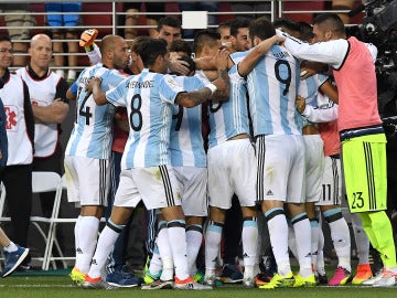 Los jugadores de Argentina celebran la victoria ante Chile