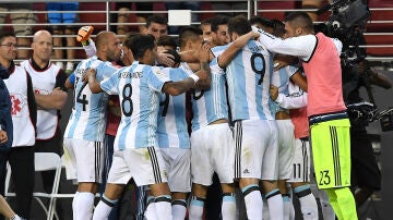 Los jugadores de Argentina celebran la victoria ante Chile