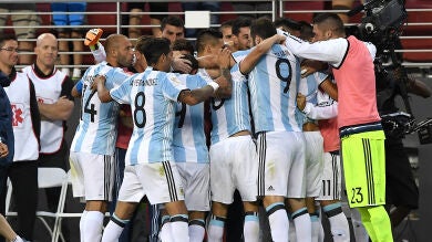 Di María y Banega hacen olvidar a Messi en la victoria de Argentina ante Chile