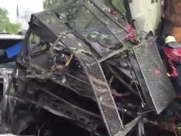 Frame 113.702897 de: Al menos once muertos y 36 heridos por una explosión al paso de un autobús policial en Estambul Frame 113.702897 de: Al menos once muertos y 36 heridos por una explosión al paso de un autobús policial en Estambul