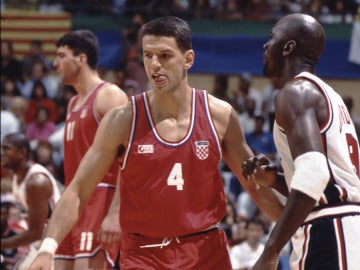 Drazen Petrovic, junto a Michael Jordan