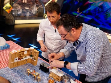 Pablo Motos y Jean Reno hacen la tortilla de patata m&aacute;s peque&ntilde;a del mundo