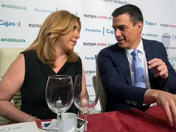 Pedro Sánchez y Susana Díaz en un desayuno informativo. Pedro Sánchez y Susana Díaz en un desayuno informativo.