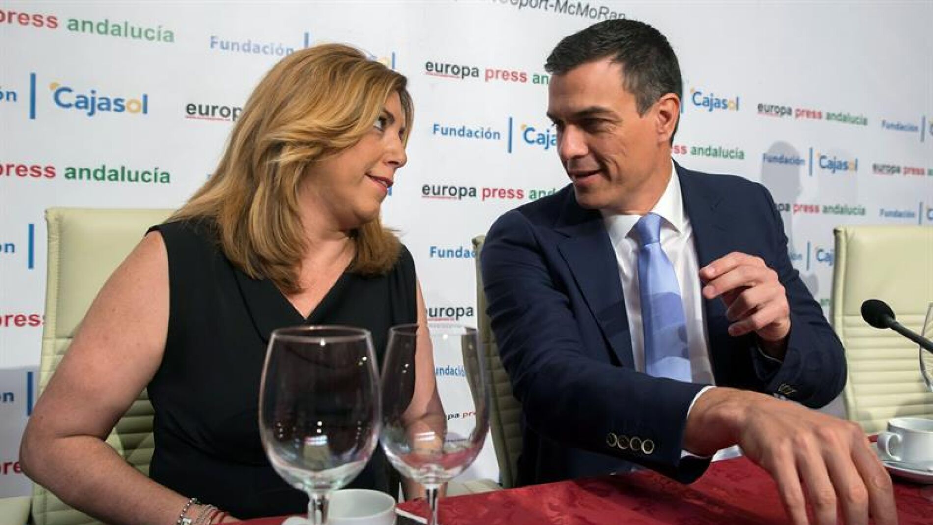 Pedro S&aacute;nchez y Susana D&iacute;az en un desayuno informativo.