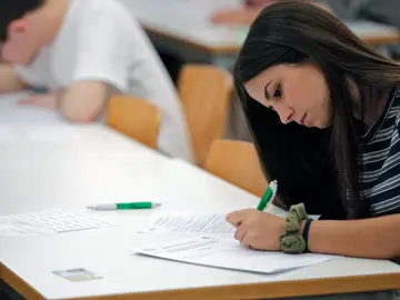 Alumnos haciendo un examen Alumnos haciendo un examen