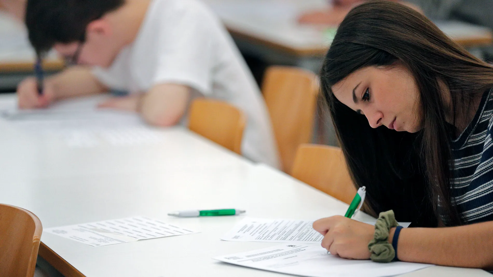 Alumnos haciendo un examen Alumnos haciendo un examen