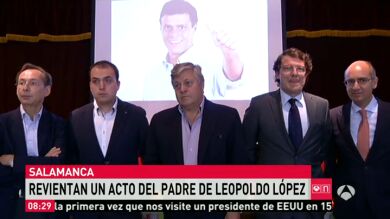 Un grupo de estudiantes intenta boicotear un acto del padre de Leopoldo López en la Universidad de Salamanca