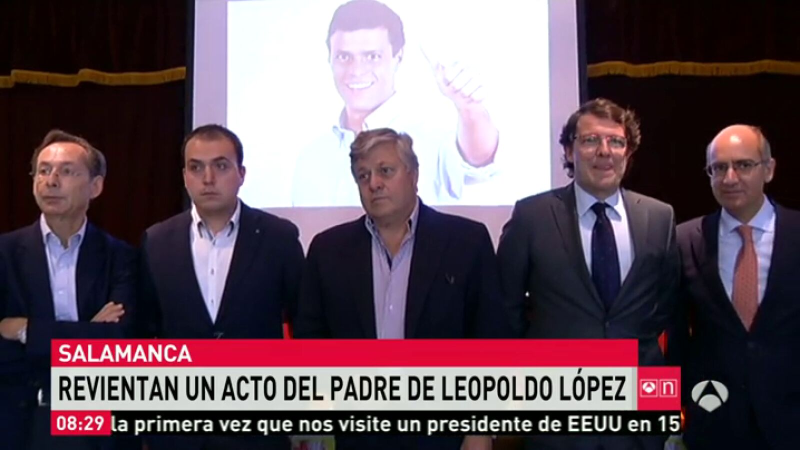 Un grupo de estudiantes intenta boicotear un acto del padre de Leopoldo López en la Universidad de Salamanca