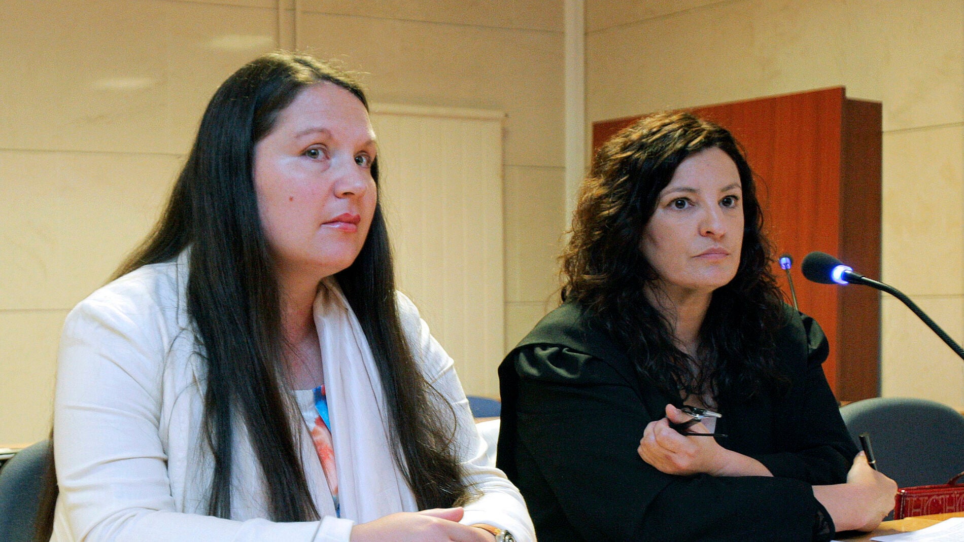 La madre acusada junto a su abogada