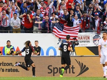 Los jugadores de Estados Unidos celebran su victoria ante Costa Rica