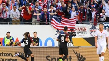 Los jugadores de Estados Unidos celebran su victoria ante Costa Rica