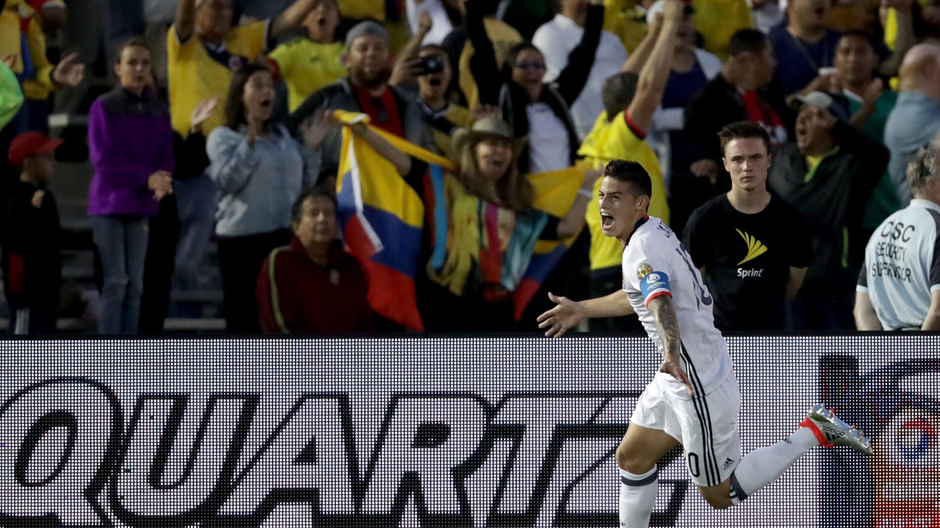 James Rodr&iacute;guez celebra su gol contra Paraguay