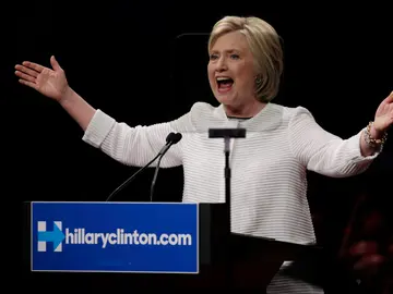 Hillary Clinton pronuncia un discurso ante seguidores al final de la Noche de elecciones primarias en Brooklyn, Nueva York (EEUU). Hillary Clinton pronuncia un discurso ante seguidores al final de la Noche de elecciones primarias en Brooklyn, Nueva York (EEUU).
