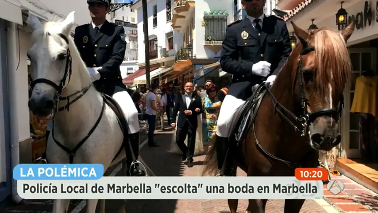 La policía local escolta a los novios en una boda en Marbella