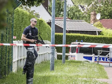 Un policía en el perímetro de seguridad en París Un policía en el perímetro de seguridad en París
