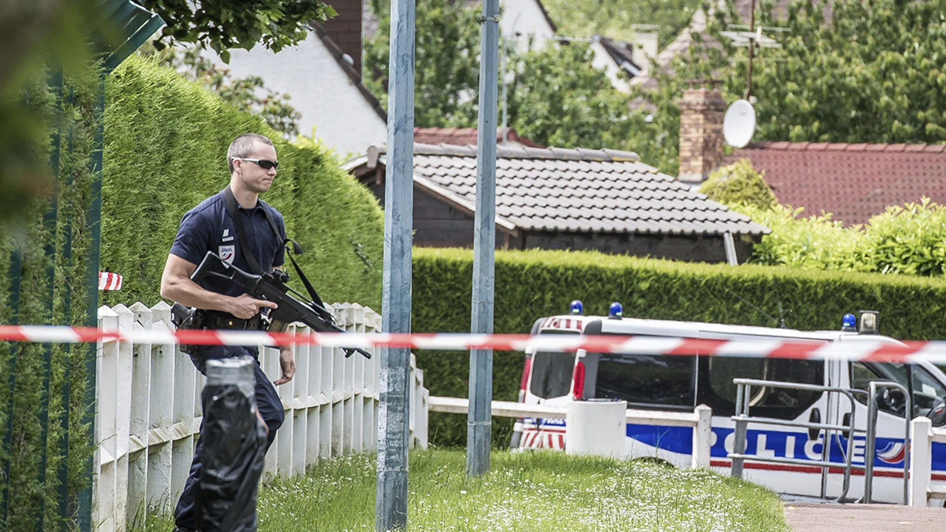 Un policía en el perímetro de seguridad en París Un policía en el perímetro de seguridad en París