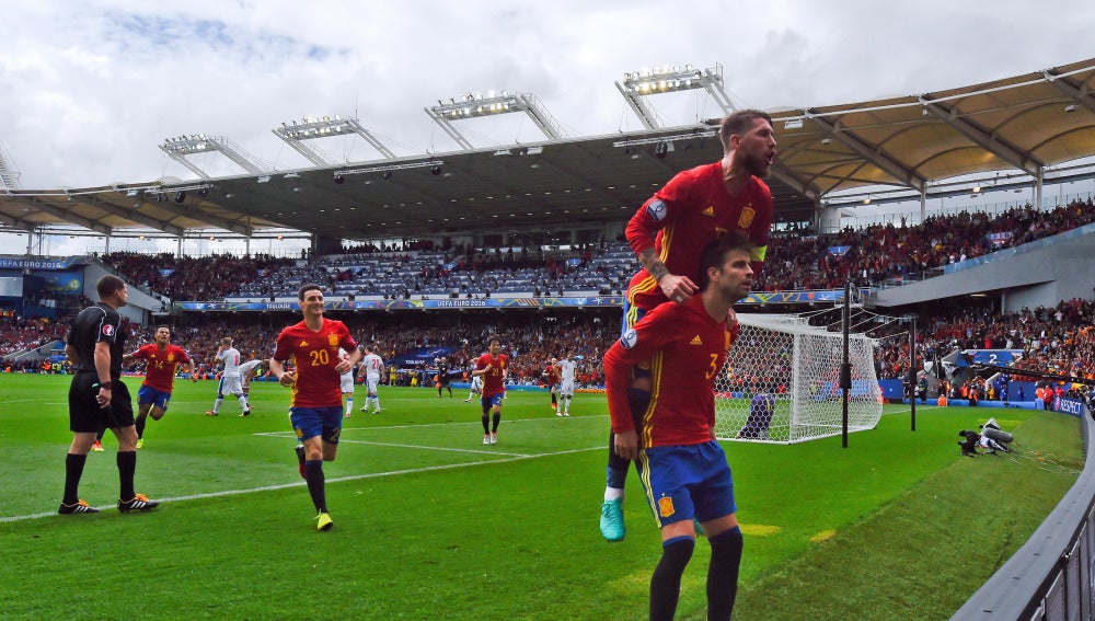 Piqué y Ramos celebran el gol de España ante la República Checa