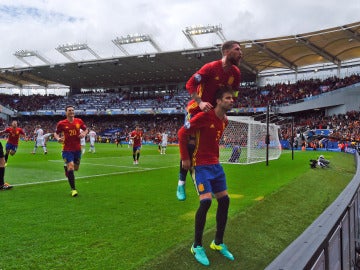 Piqué y Ramos celebran el gol de España ante la República Checa