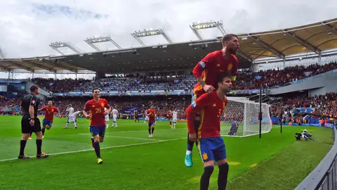 Piqué y Ramos celebran el gol de España ante la República Checa Piqué y Ramos celebran el gol de España ante la República Checa