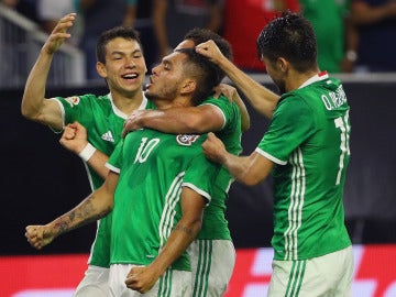 Los jugadores de México celebran el gol de Corona